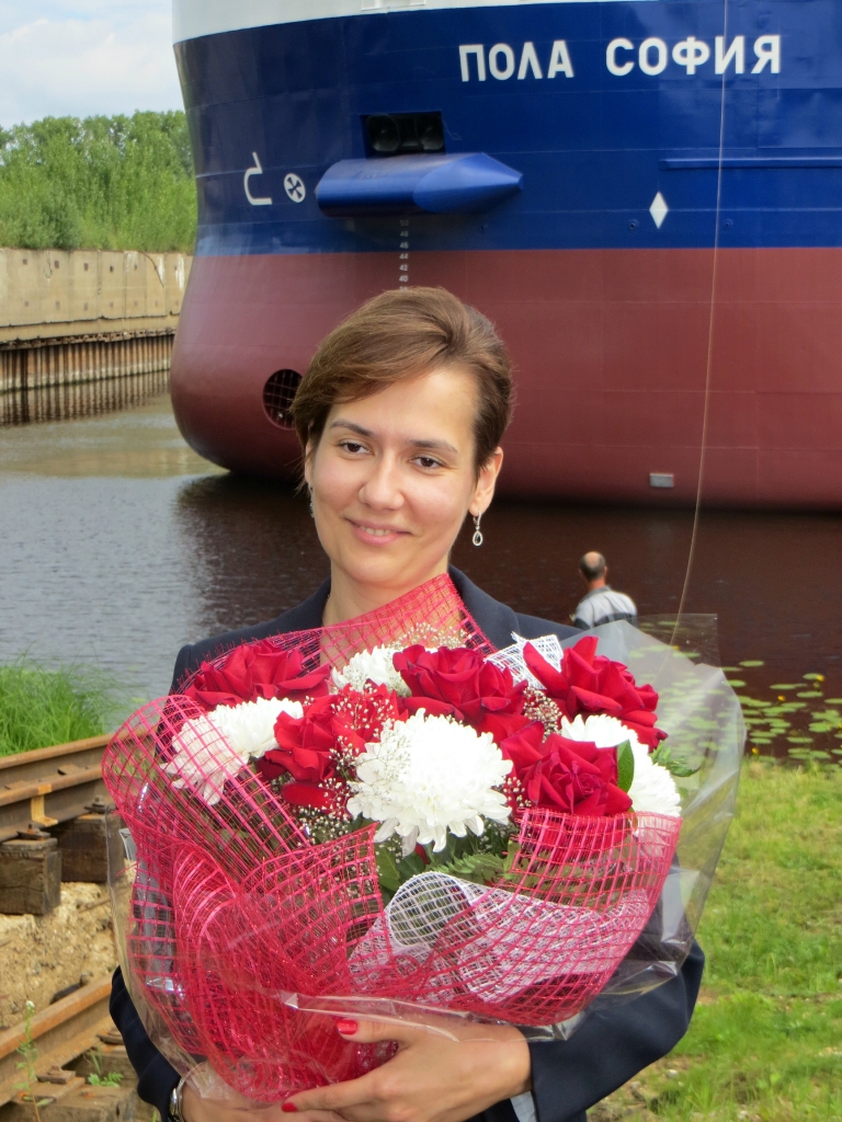 Крестная мать судна Анастасия Халилова.jpg